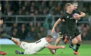  ?? AP ?? New Zealand’s Damian McKenzie skips past the challenge of England’s Sam Underhill during the Rugby Union internatio­nal match at the Twickenham stadium in London. —