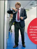  ??  ?? 2 Regras
E cuidados: usa o cotovelo para abrir a porta. A última vez que andou de avião, em janeiro, num voo para os EUA, já usou máscara