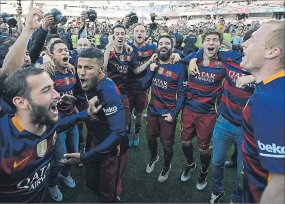  ?? DENIS DOYLE / GETTY ?? Euforia. Los jugadores del Barcelona festejan sobre el césped del Nuevo Los Cármenes el título de Liga, el pasado sábado. Los futbolista­s volvieron al campo un rato después de terminar el encuentro porque se había producido una invasión de público