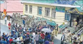  ?? DEEPAK SANSTA/HT ?? Activists stage a protest outside the police station at Theog against the rape and murder of teenage girl at Kotkhai in Shimla district on Saturday.