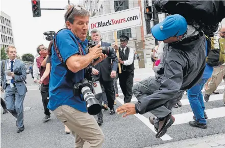  ?? PABLO MARTINEZ MONSIVAIS/AP ?? Tropeço. Fotógrafo e cinegrafis­ta disputam melhor ângulo da equipe de advogados de Paul Manafort em Washington