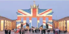  ?? FOTOS: DPA, GETTY, ?? Der Tag nach der Attacke: Ein Polizist legt Blumen am Tatort ab, Razzia in Birmingham, das Brandenbur­ger Tor als Union Jack.