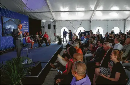  ?? Godofredo A Vásquez / Staff photograph­er ?? Rice President David Leebron, left, talks Friday about the future Ion building and innovation corridor during a groundbrea­king celebratio­n in Houston. The university is financing the $100 million renovation of the former Sears tower in Midtown.