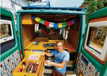  ?? Foto: Alexander Kaya ?? Matthias Wölfl aus Nordholz hat einen Lieferwage­n mit Allradantr­ieb zu einem geländetau­glichen Reisemobil für sich und seine Familie umgebaut.