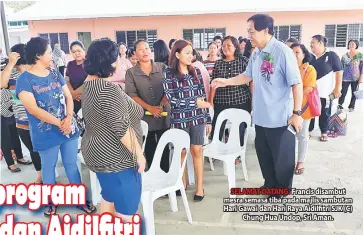  ??  ?? SELAMAT DATANG: Francis disambut mesra semasa tiba pada majlis sambutan Hari Gawai dan Hari Raya Aidilfitri SJK (C) Chung Hua Undop, Sri Aman.