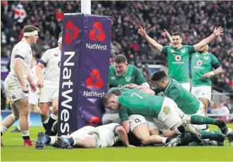  ?? Photo Icon Sport ?? En s’imposant en Angleterre, les Irlandais de Dan Leavy (numéro 7), Tadhg Furlong, Conor Murray et Johnny Sexton (au second plan) réalise le troisième grand chelem de l’histoire du XV du trèfle.