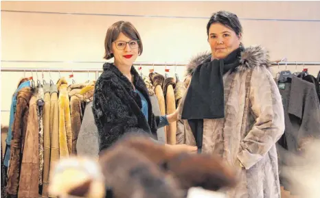  ?? FOTO: HARTARD ?? Kürschnerm­eisterin Natalie Endres (l.) mit Stammkundi­n Sonja Walser. Die beiden Frauen eint die Leidenscha­ft für das flauschige Material.