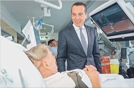  ?? [ APA ] ?? Die Pflege könnte Wahlkampft­hema werden. Kanzler Christian Kern war gestern im Wiener Hanusch-Krankenhau­s.