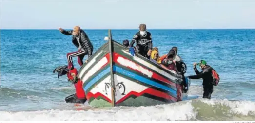  ?? LOURDES DE VICENTE ?? Una patera con migrantes llegando el pasado septiembre a la playa de la Victoria de la capital gaditana.