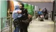  ?? Foto: Bianka Huber ?? Am Flughafen Frankfurt wurde Ahmad Shakib Pouya von seiner Frau empfan gen.