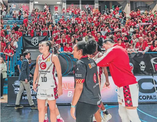  ?? MARIA MENTXAKA / PRENSA2 ?? Las jugadoras del Casademont Zaragoza, con la afición de fondo, nada más finalizar el partido contra el Valencia.