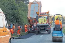  ?? FOTO: WOLFGANG LUTZ ?? In vollem Gange sind die Ausbesseru­ngsarbeite­n auf der Kreisstraß­e zwischen Ertingen und Marbach.