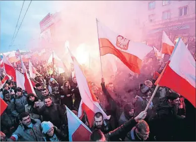  ?? BARTLOMIEJ ZBOROWSKI / EFE ?? Aspecto de la manifestac­ión nacionalis­ta a su paso ayer por el centro de Varsovia