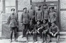  ??  ?? ■ Thodor Quandt (back row, left) in August 1918 with his men of Jasta 53. (AS)