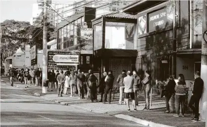  ?? Fotos: Rivaldo Gomes/folhapress ?? Fila de vacinação na UBS Dr. Sigmund Fraud (zona sul), na manhã desta segunda-feira, quando pessoas de 37 anos foram imunizadas contra a Covid-19; cidade tem mais duas faixas etárias em calendário