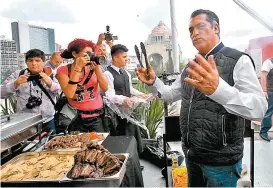  ??  ?? Convivio del gobernador con licencia de NL con estudiante­s de la UAM.