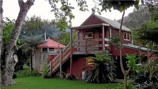  ?? SADIE BECKMAN ?? The quirky but cosy cottage accommodat­ion at The Flying Fox, Whanganui.