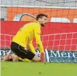  ?? Foto: dpa ?? Ron-Robert Zieler hat den Ball – leider erst hinter der Torlinie.