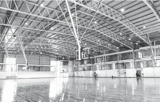  ??  ?? Mañana, el flamante Dow Center abrirá sus puertas para recibir el primer entrenamie­nto en el lugar del plantel de Bahía Basket. Gay, uno de los invitados.