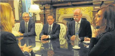  ?? Foto: presidenci­a ?? Roland Zey, Dieter Zetsche y Cristina Kirchner anunciaron la inversión en la planta de González Catán