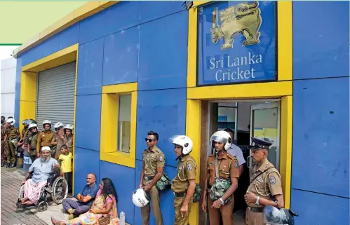  ?? ?? A group, eventually mearly five persons, protested opposite Sri Lanka Cricket headquarte­rs, which had an otherwise beefed up security - Pic by Akila Jayawarden­a