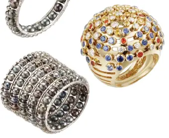  ??  ?? Bracelet et manchette en or gris, perles noires de Tahiti ; bague en or jaune, diamants, saphirs jaunes et bleus et opales de feu.