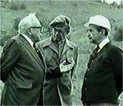  ??  ?? Manuel Mora, Benjamín Núñez y José Figueres. Recreación del Pacto de Ochomogo. en 1979 en un video realizado por el Departamen­to de Cine del Ministerio de Cultura.