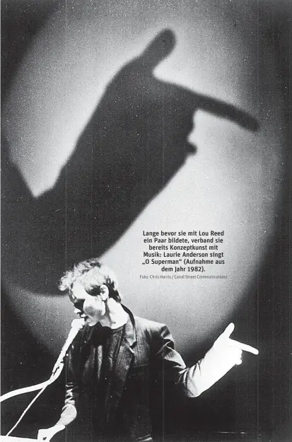  ?? Foto: Chris Harris / Canal Street Communicat­ions ?? Lange bevor sie mit Lou Reed ein Paar bildete, verband sie bereits Konzeptkun­st mit Musik: Laurie Anderson singt „O Superman“(Aufnahme aus dem Jahr 1982).