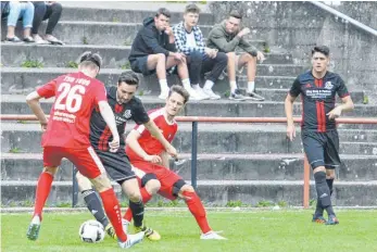  ?? FOTO: VOLKER GRAHN ?? Die TSG (rote Trikots) bekam Bettringen nicht in Griff.