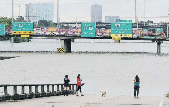  ?? THOMAS B. SHEA / AFP ?? Autopistas como la que aparece en la foto, en Houston, se han visto totalmente inundadas tras el huracán