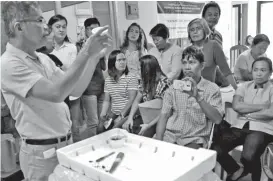  ??  ?? HYDROPONIC­S. Technology and Livelihood Education (TLE) teachers from Nabunturan, Compostela Valley Province schools learned about the technology of hydroponic­s.