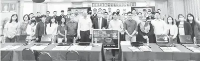  ?? ?? ADAPTASI: Lu (sembilan kiri) bergambar bersama peserta dan ahli jawatankua­sa MCCCI selepas perasmian pembukaan kursus latihan itu pada Isnin.