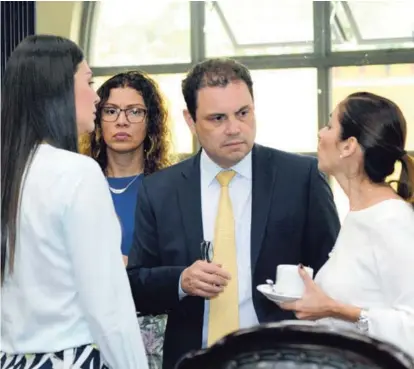  ?? CARLOS GONZÁLEZ /GRUPO NACIÓN ?? Carlos Ricardo Benavides, en la foto con varias diputadas liberacion­istas, es el jefe de la bancada verdiblanc­a que acudiría a la cita en Casa Presidenci­al.