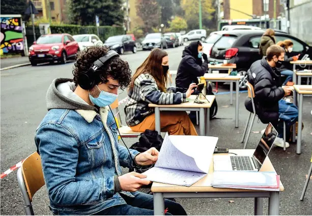  ??  ?? La protesta
Studenti del liceo scientific­o Einstein a Milano hanno organizzat­o a dicembre attività di studio in strada per protestare contro la didattica a distanza (Ansa)