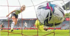  ?? FOTO: ROBERT MICHAEL/DPA ?? Deutschlan­ds aktuell beste Torschützi­n Lea Schüller (li.) möchte auch im Länderspie­l gegen Israel wieder knipsen.