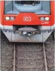  ?? FOTO: REINHARDT/DPA ?? Ein Vertreter der Deutschen Bahn teilt Neuigkeite­n bezüglich der Bodenseegü­rtelbahn mit.