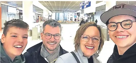  ?? FOTO: PRIVAT ?? Ein erleichter­tes Wiedersehe­n der Familie Theis aus Lörick am Flughafen in Frankfurt: Bruder Victor, Vater Frank, Mutter Annette und Paul.