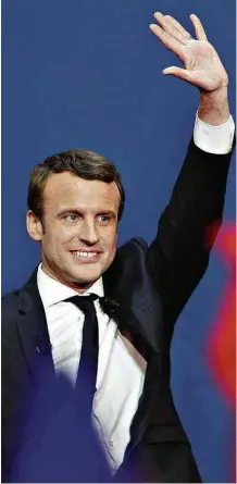  ?? Fotos Christophe Ena - 23.abr.2017/Associated Press ?? O candidato centrista Emmanuel Macron, 39, em Paris Formação em instituto deeliteepa­ssagempelo banco Rothschild são entraves à apresentaç­ão comoalguém­dopovo