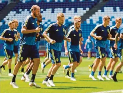  ??  ?? Pemain Sweden menjalani latihan menjelang pertemuan dengan England.