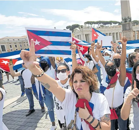  ??  ?? Integrante­s de la comunidad cubana en Italia reclamaron libertad para la isla en la Plaza San Pedro