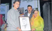  ?? DEEPAK SANSTA/HT ?? A schoolgirl presents a handmade sketch of Virbhadra Singh to his wife Pratibha Singh in Shimla on Friday.