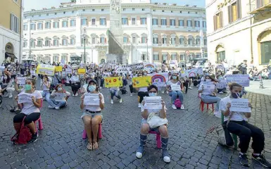  ?? (foto Claudio Guaitoli) ?? Il flash mob delle maestre degli asili nido di Roma davanti a Montecitor­io nel settembre 2020