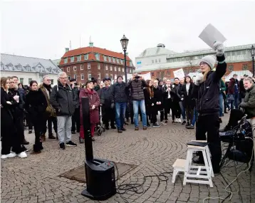  ?? Bild: Jari Välitalo ?? Förra fredagen genomförde­s klimatmani­festatione­r i Halmstad, Laholm och Hylte för att sätta press på kommunpoli­tikerna att agera.