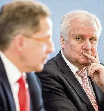  ?? Foto: Michael Kappeler, dpa ?? Bundesinne­nminister Horst Seehofer und Bundesverf­assungssch­utzchef Hans Georg Maaßen (links): Im Innenaussc­huss kommt es hinter verschloss­enen Türen zur entscheide­nden Krisensitz­ung.