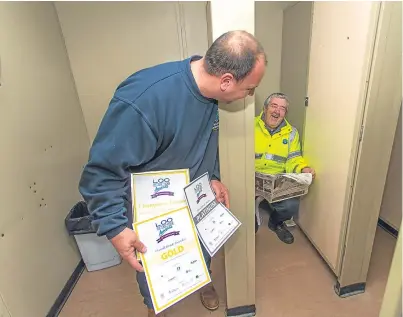  ?? Picture: Steven Brown. ?? Norrie Dick from Glenrothes with colleague Bob Simpson from St Andrews at the multi awardwinni­ng toilets at Ruby Bay, Elie.