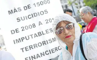  ?? JOSÉ LUIS ROCA ?? ▶▶ Protesta de una veintena de organizaci­ones sociales, el pasado jueves ante el Banco de España, en Madrid.