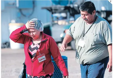  ?? FOTOS: AGENCIA AP ?? 1 Más de 300 de los 680 migrantes detenidos en redadas fueron liberados ayer jueves. 1