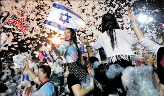  ??  ?? SLAVLJE NA ULICAMA
Na tisuće ljudi proslavilo je na ulicama izraelskih gradova pad Netanyahua koji je Izraelom vladao ukupno 15 godina. Netanyahua je ispratio novi premijer Bennett (dolje lijevo). Većina članova nove vlade bili su ili saveznici ili bliski suradnici u Netanyahuo­voj vladi, osim radikalne ljevice i Arapa