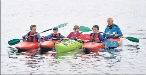  ?? 25_c23canoein­g03 ?? Young canoeists trying out the sport are from left: Riley Suddes, 10, Sean West, 10, Flint-Phoenix Barrett, 10, Bradley Suddes, 12, and coach Sid Gallagher.