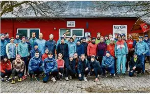  ?? ?? Preisüberg­abe und Training: Über 40 Läuferinne­n und Läufer trafen sich auf dem Schnaithei­mer Moldenberg.